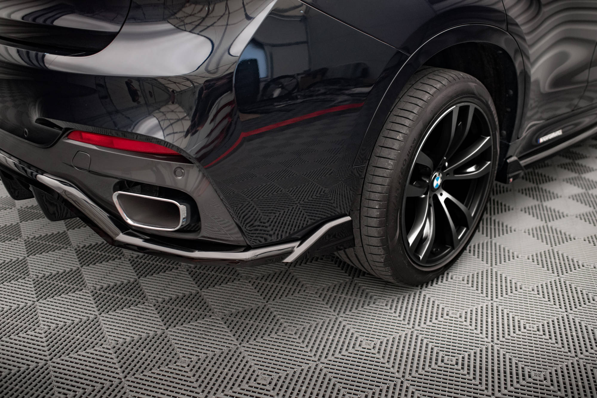 Central Rear Splitter (Vertical Bars) BMW X6 M Sport F16 - 2
