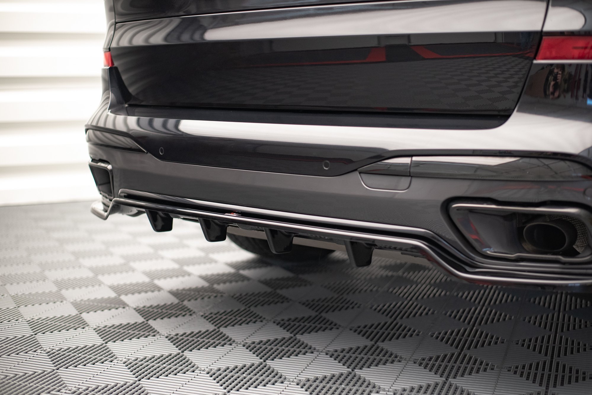 Central Rear Splitter (Vertical Bars) BMW X7 M-Pack G07 - 4