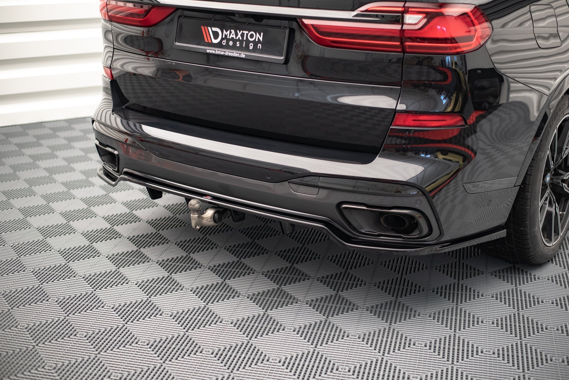 Central Rear Splitter (Vertical Bars) BMW X7 M-Pack G07 - 2