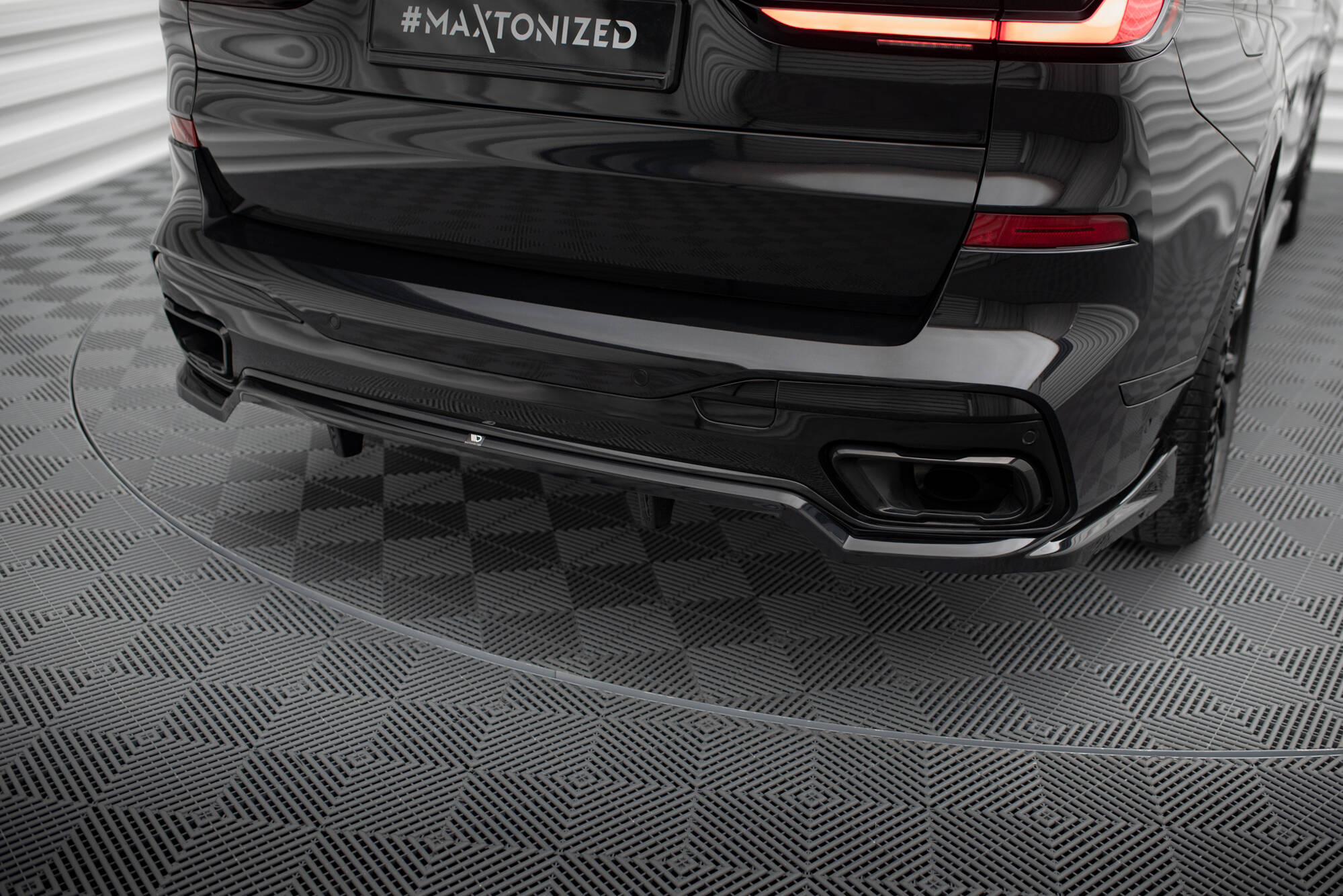 Central Rear Splitter (Vertical Bars) BMW X7 M-Pack G07 Facelift - 7