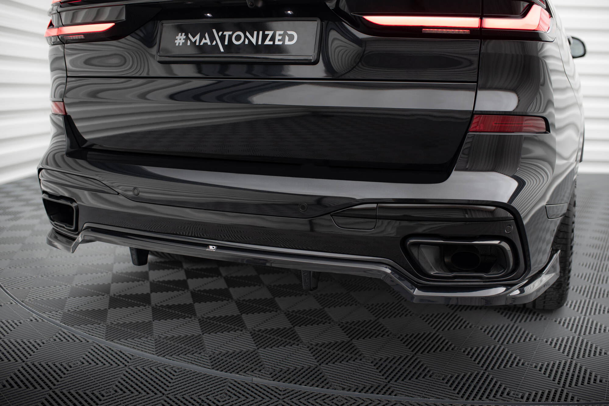 Central Rear Splitter (Vertical Bars) BMW X7 M-Pack G07 Facelift - 9
