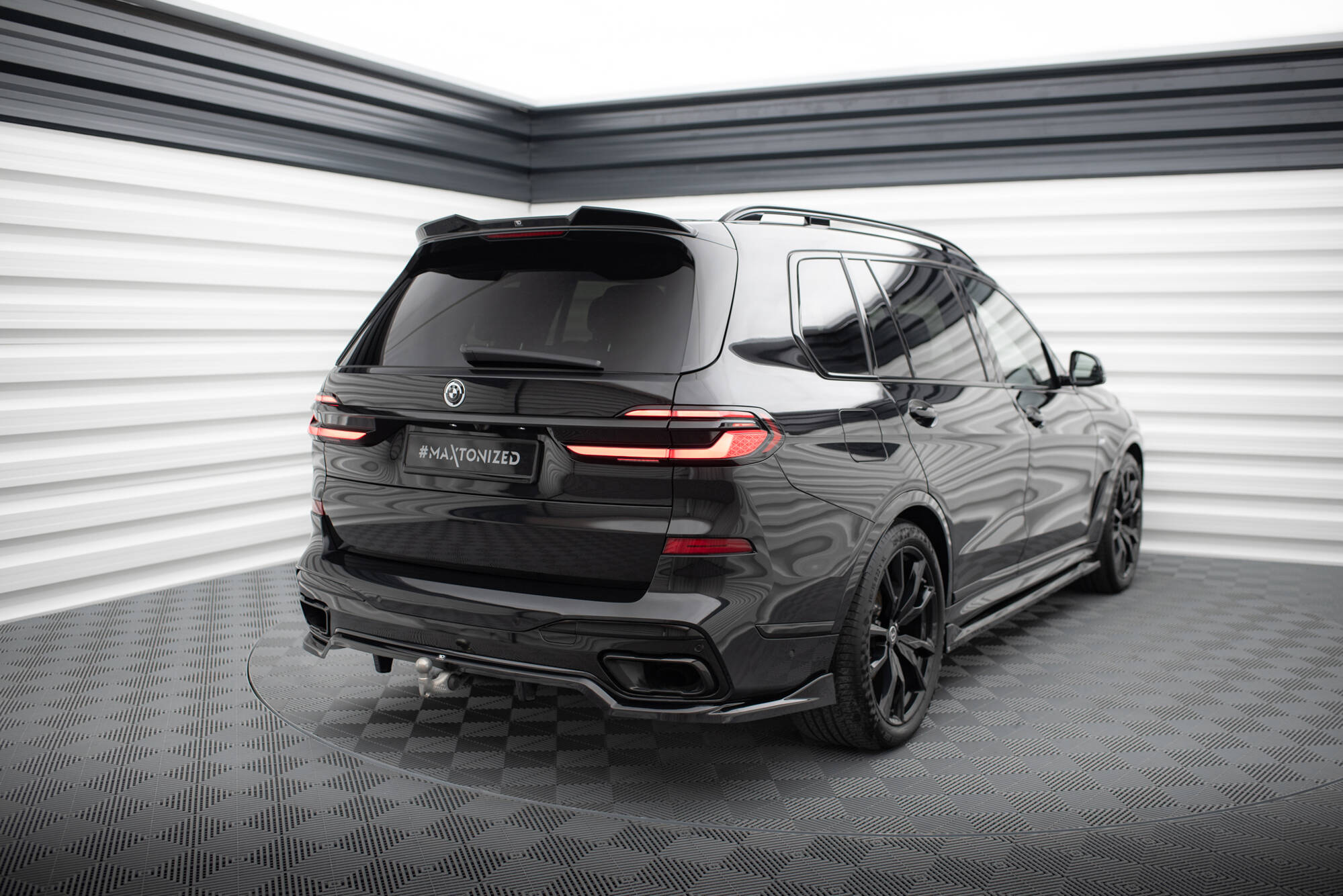Central Rear Splitter (Vertical Bars) BMW X7 M-Pack G07 Facelift - 2