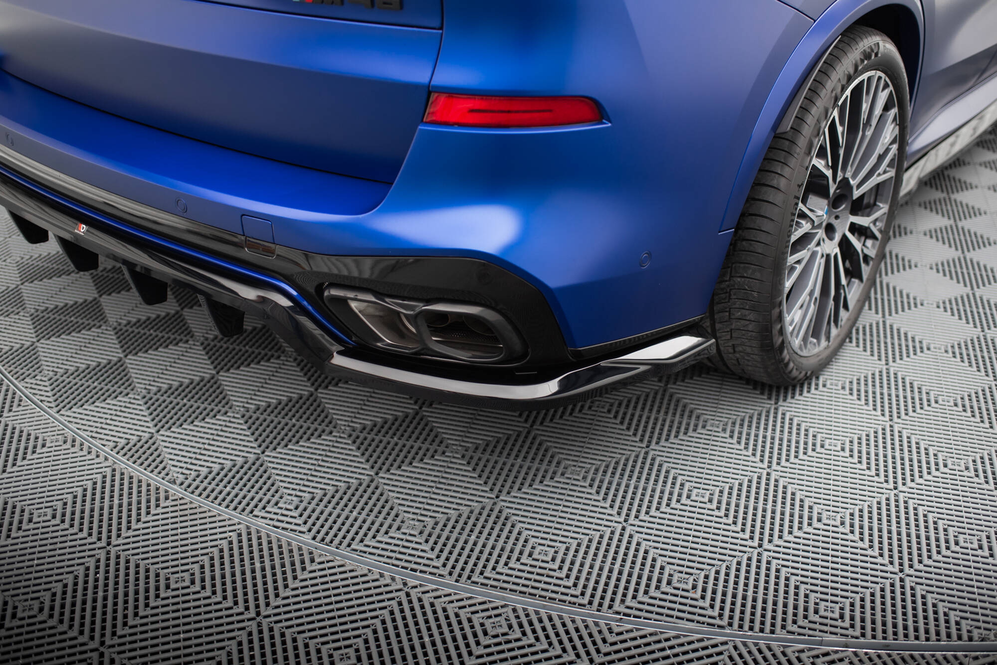 Central Rear Splitter (Vertical Bars) V.1 BMW X5 M-Pack G05 Facelift - 3