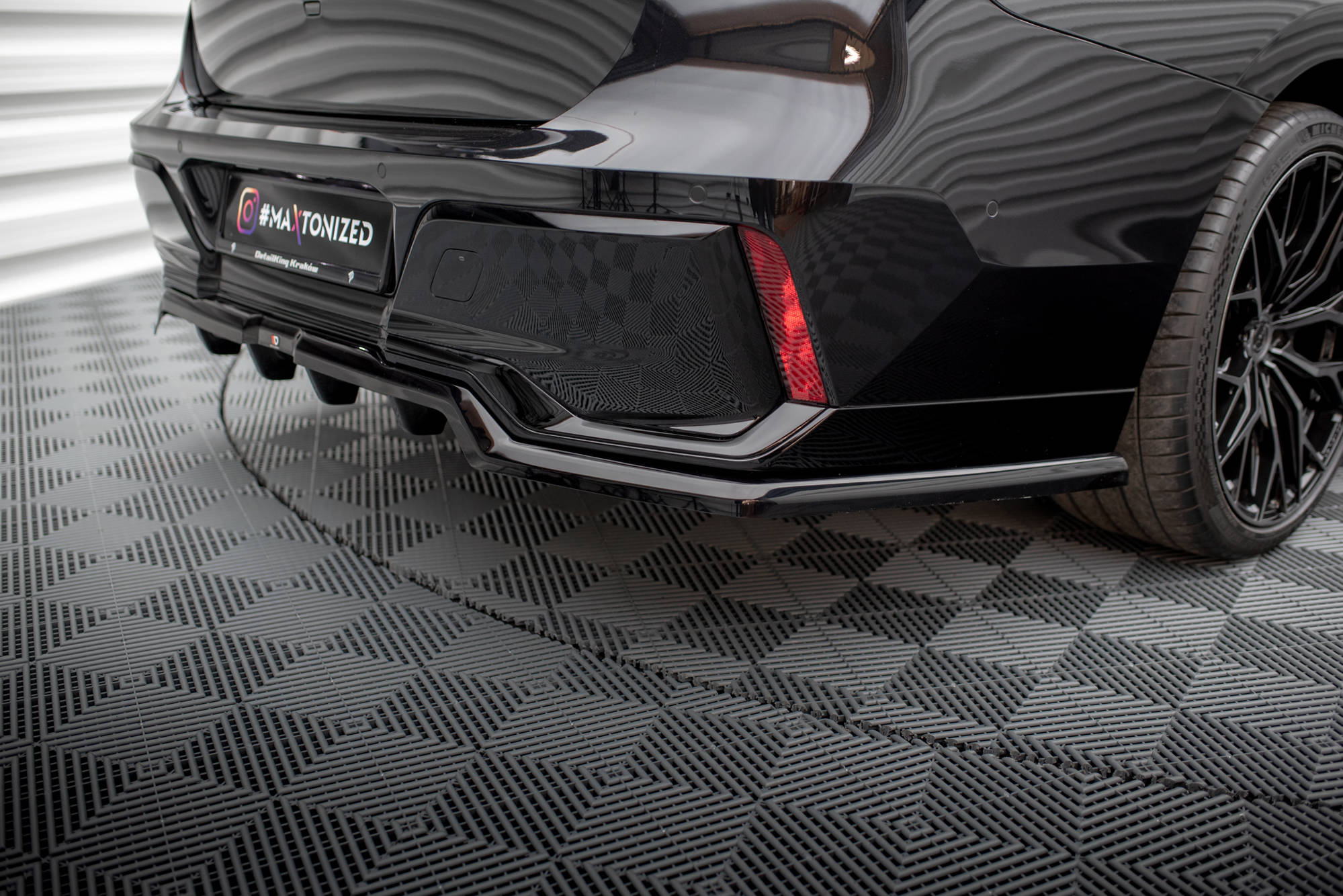 Central Rear Splitter (Vertical Bars) BMW 7 M-Pack G70 - 10