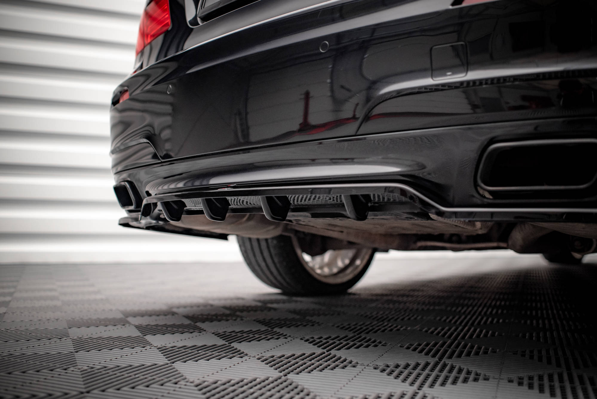 Central Rear Splitter (Vertical Bars) BMW 7 M-Pack F01 (2008-2013) - 3