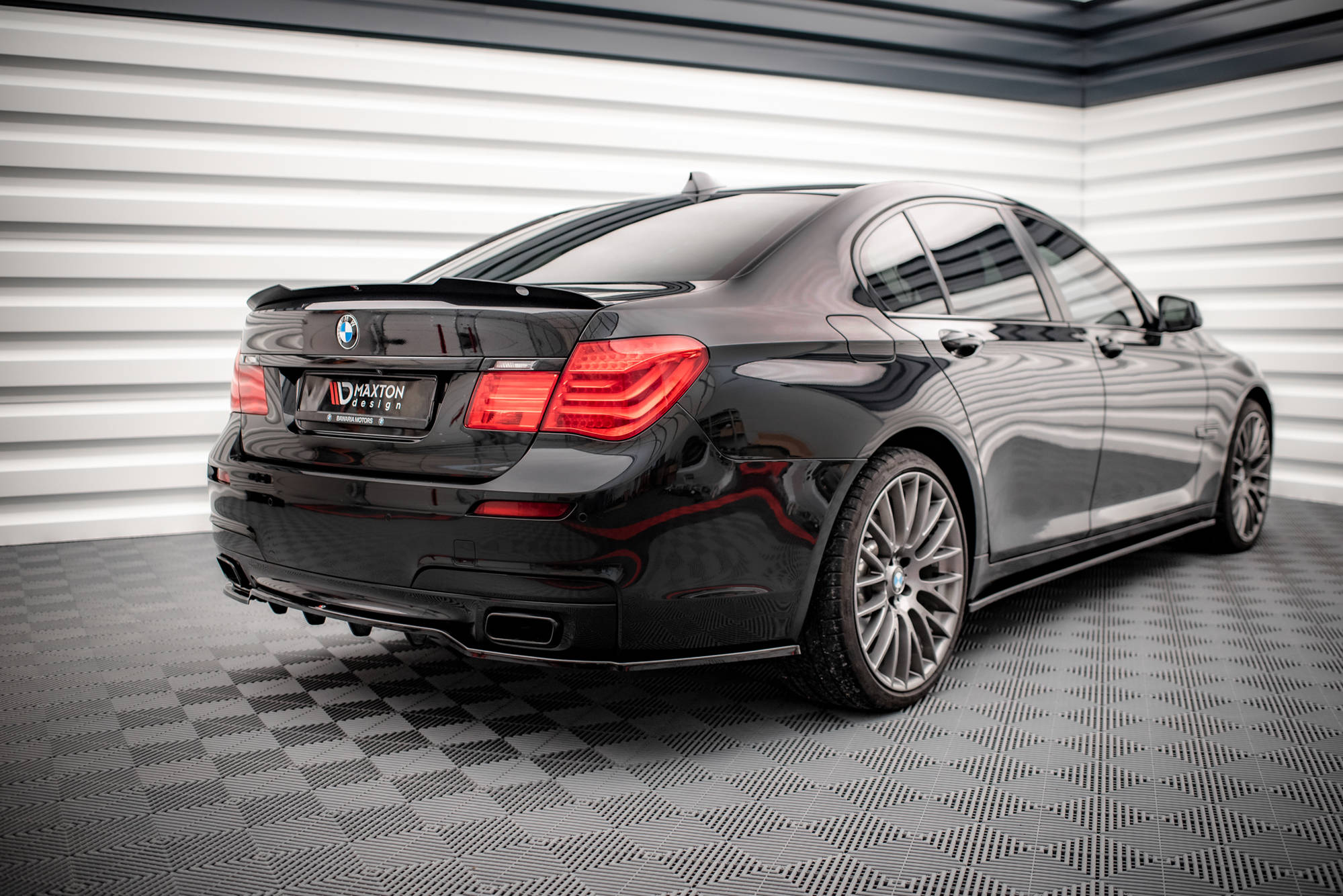 Central Rear Splitter (Vertical Bars) BMW 7 M-Pack F01 (2008-2013) - 4