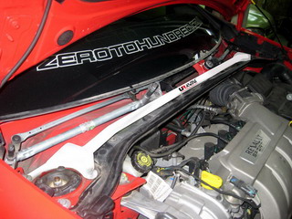 RENAULT CLIO C 05+ ULTRARACING 2-POINT FRONT UPPER STRUTBAR