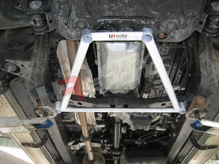TOYOTA HILUX VIGO 05+ ULTRARACING 4-POINT FRONT H-BRACE 825