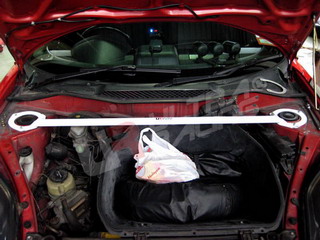 TOYOTA MR2/MRS 01-03 ULTRARACING FRÄMRE ÖVRE FJÄDERBENSSTAG RHD