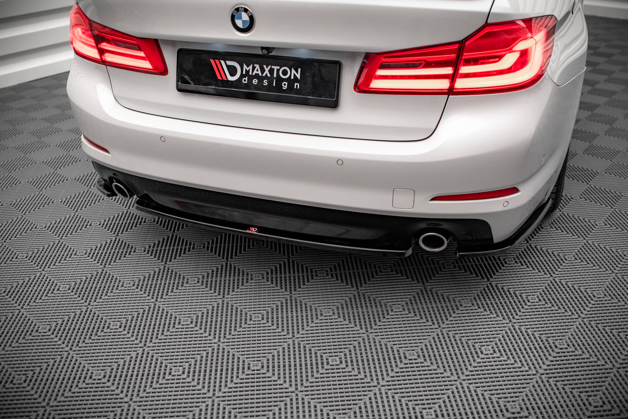 Central Rear Splitter BMW 5 Sedan G30 - 4
