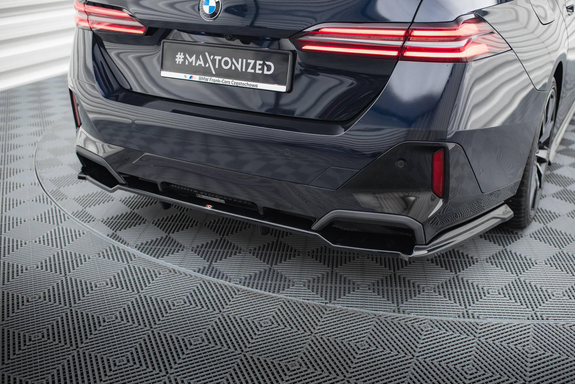 Central Rear Splitter (Vertical Bars) V.1 BMW 5 M-Pack G60 - 3