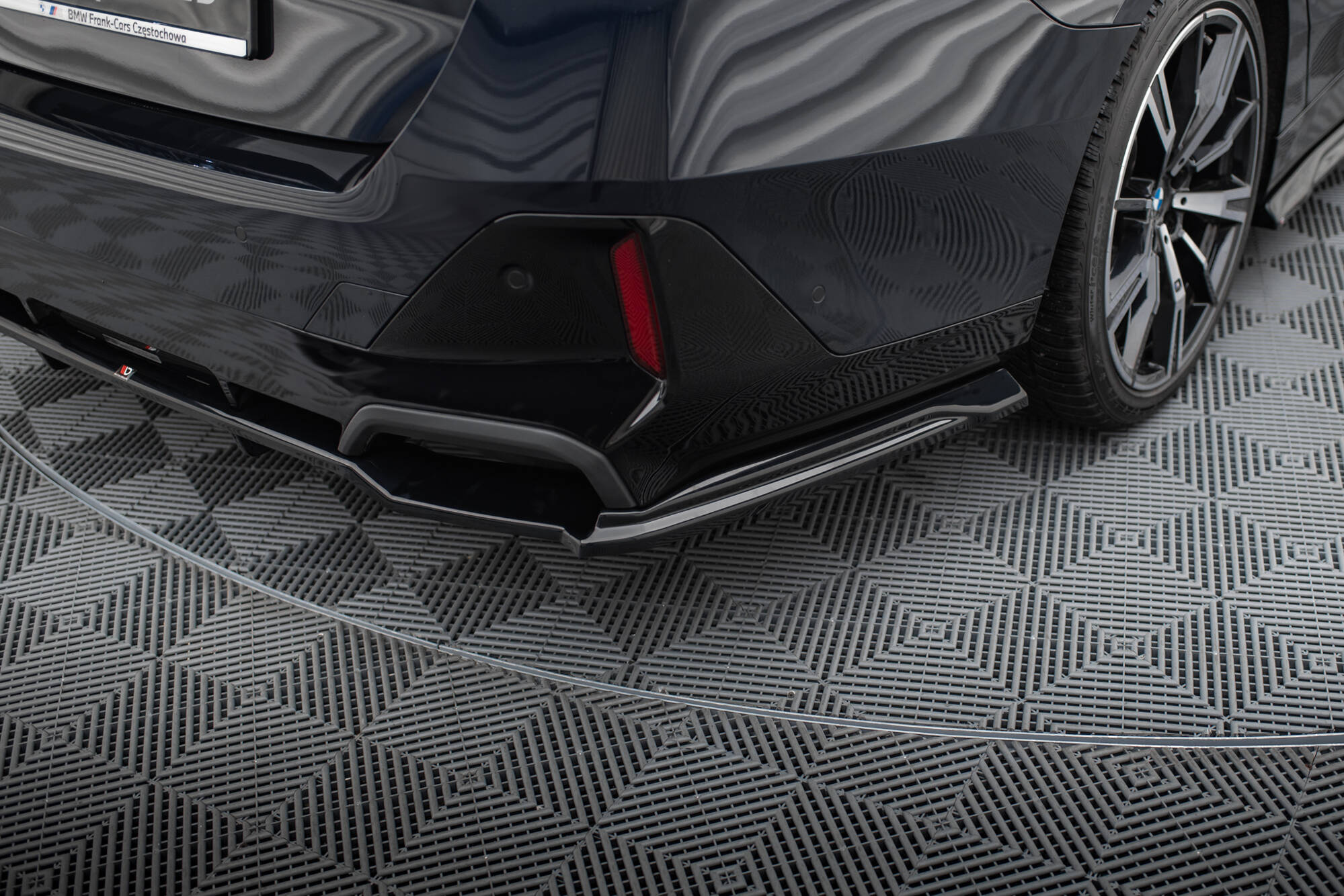 Central Rear Splitter (Vertical Bars) V.1 BMW 5 M-Pack G60 - 4