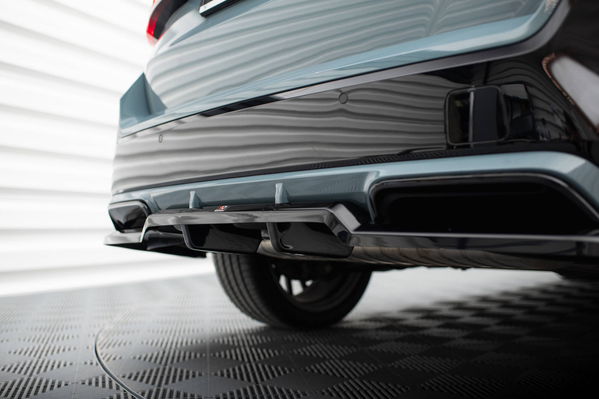 Central Rear Splitter (Vertical Bars) BMW X1 M-Pack U11 - 6