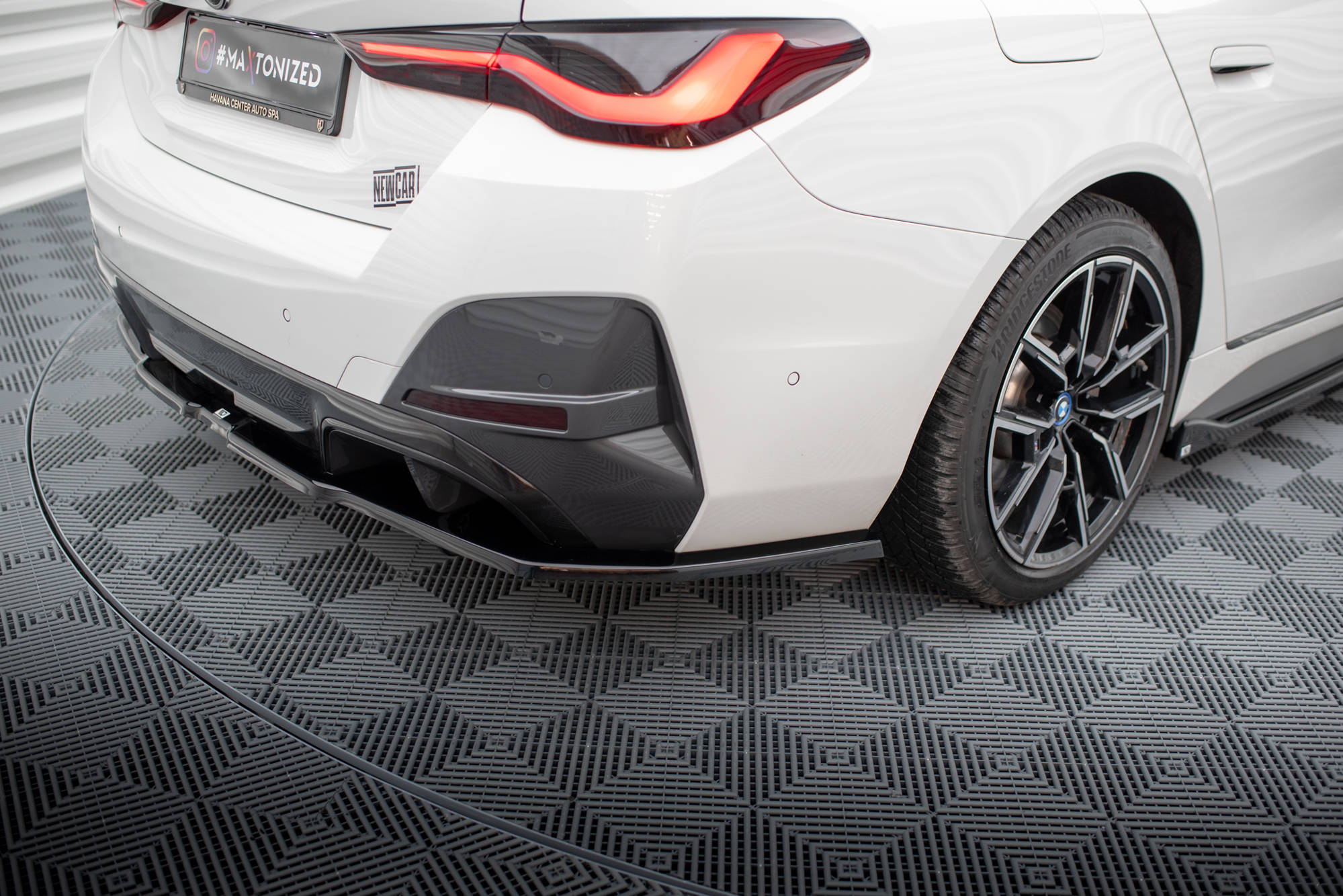 Central Rear Splitter (Vertical Bars) V.1 BMW i4 M-Pack G26 - 3