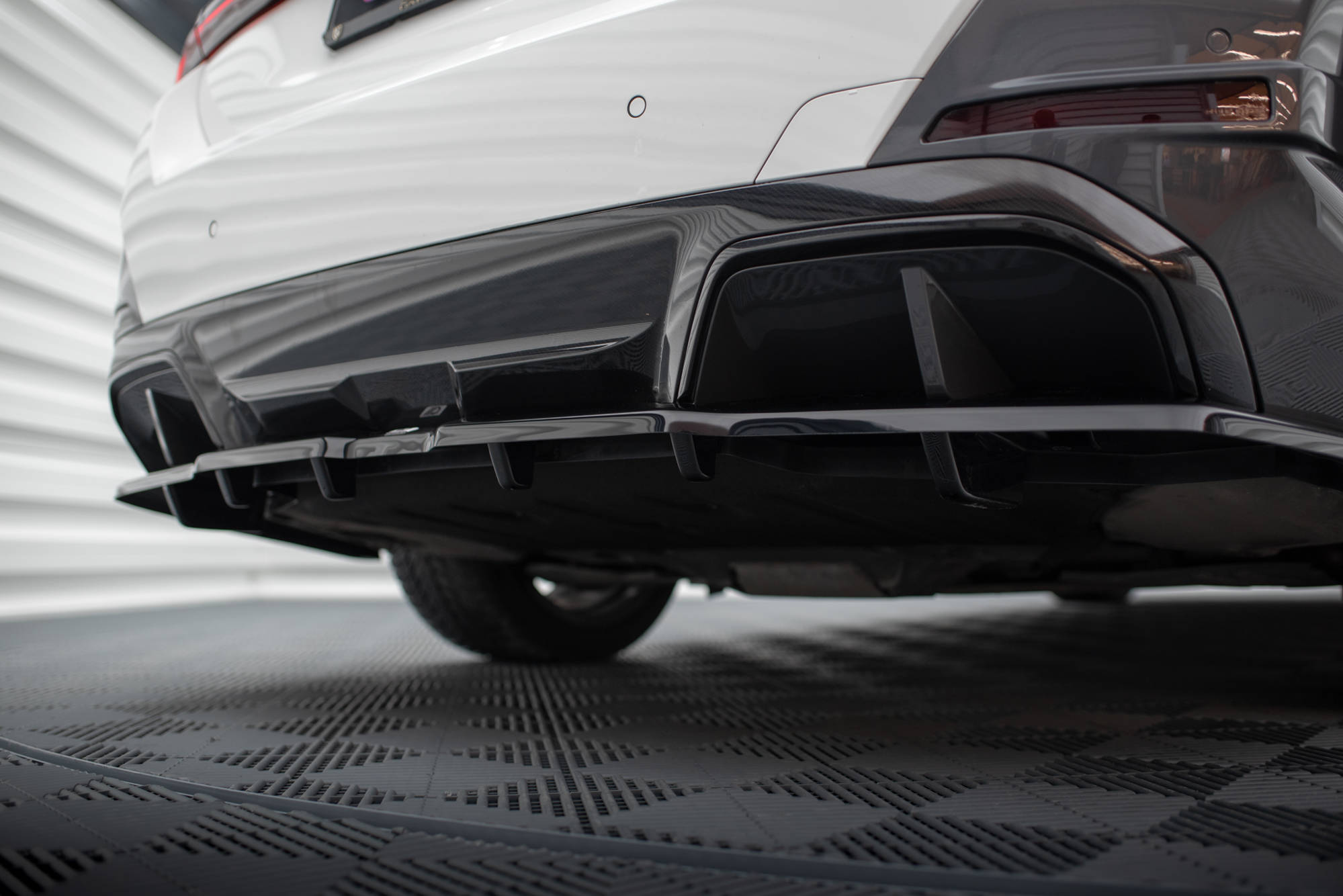 Central Rear Splitter (Vertical Bars) V.1 BMW i4 M-Pack G26 - 4