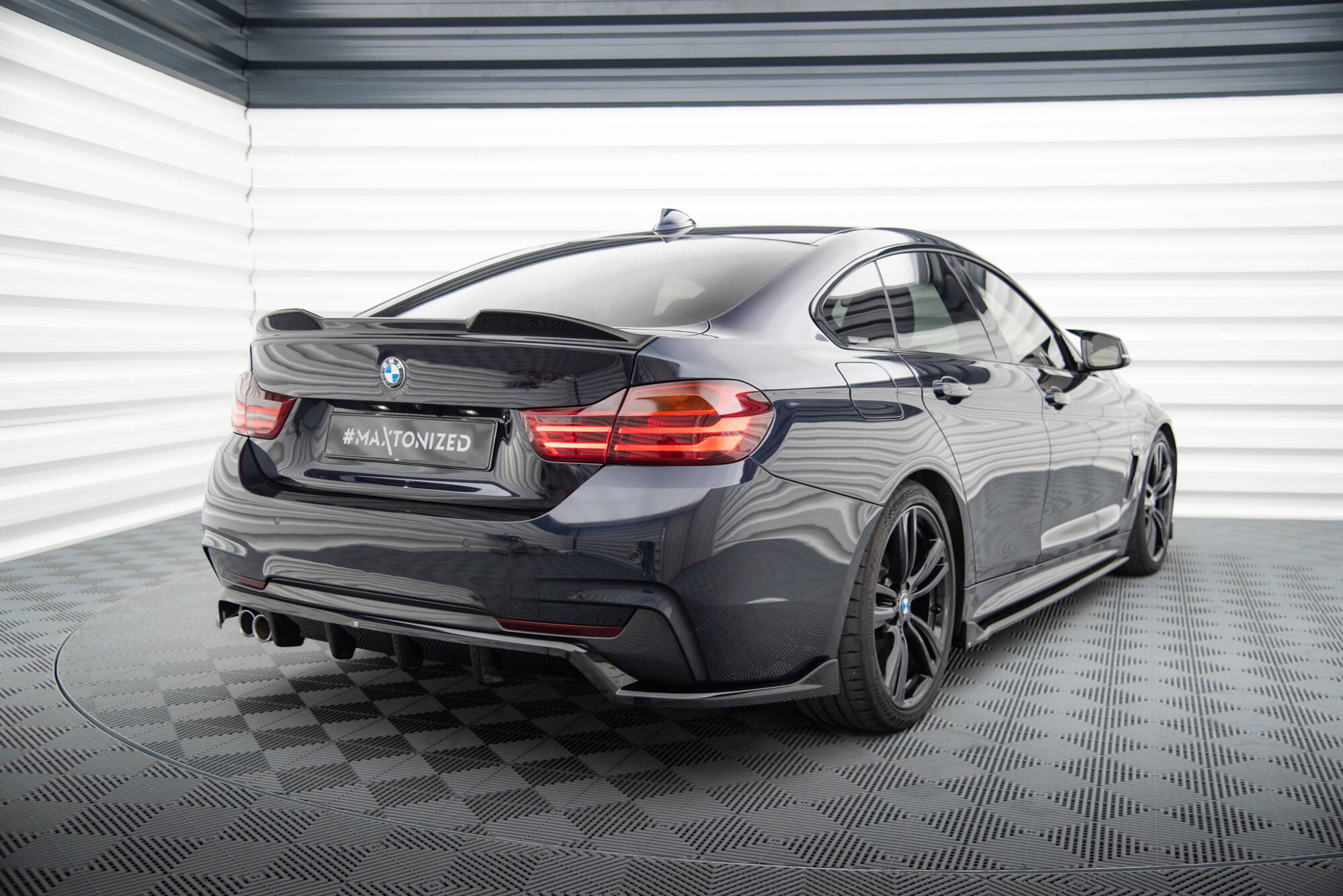 Central Rear Splitter (Vertical Bars) BMW 4 Coupe / Gran Coupe / Cabrio M-Pack F32 / F36 / F33 - 2
