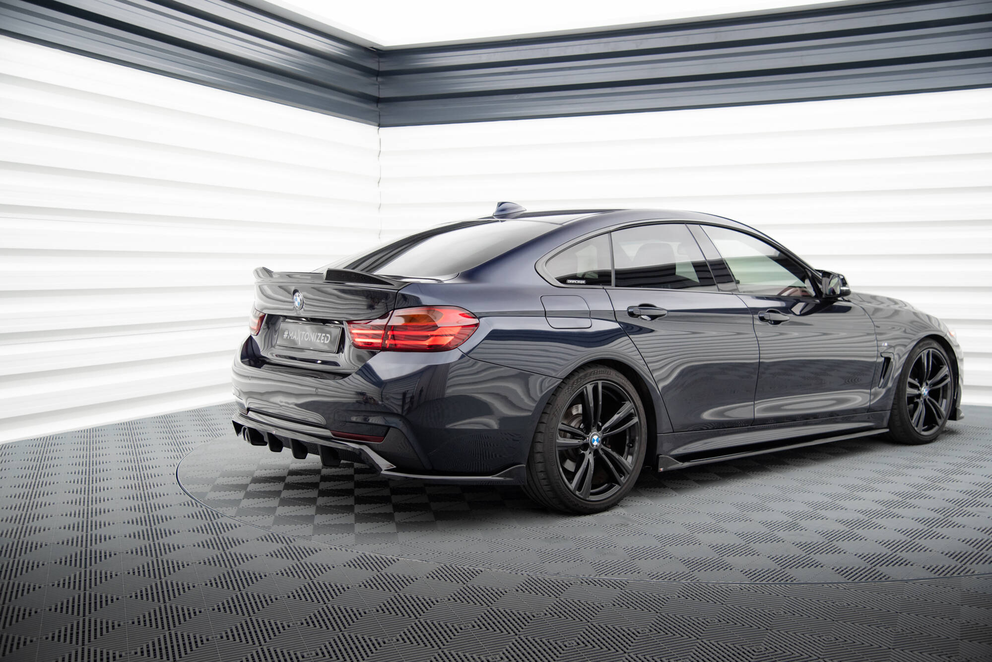 Central Rear Splitter (Vertical Bars) BMW 4 Coupe / Gran Coupe / Cabrio M-Pack F32 / F36 / F33 - 4
