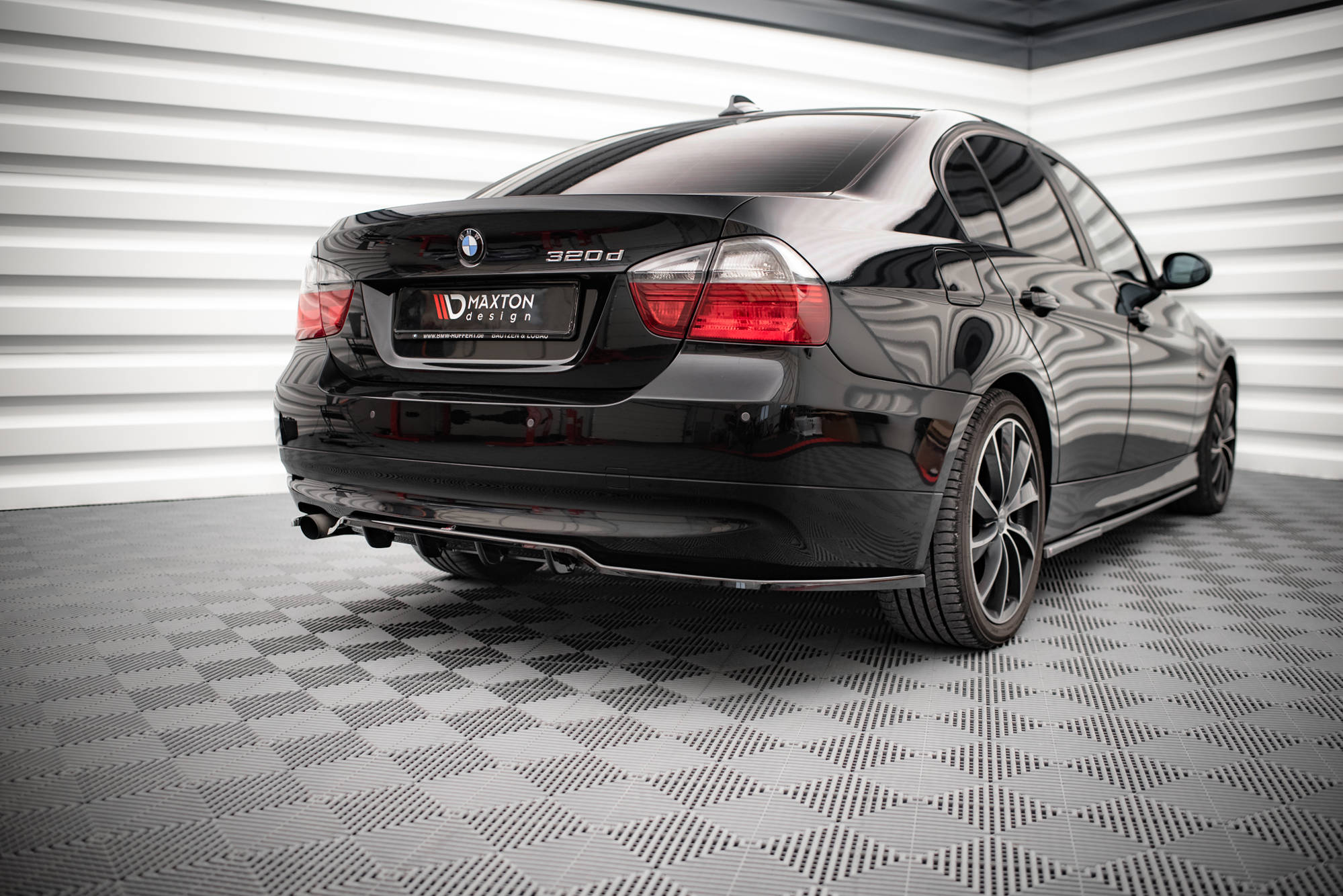 Central Rear Splitter (Vertical Bars) BMW 3 Sedan E90 (2004-2008) - 3