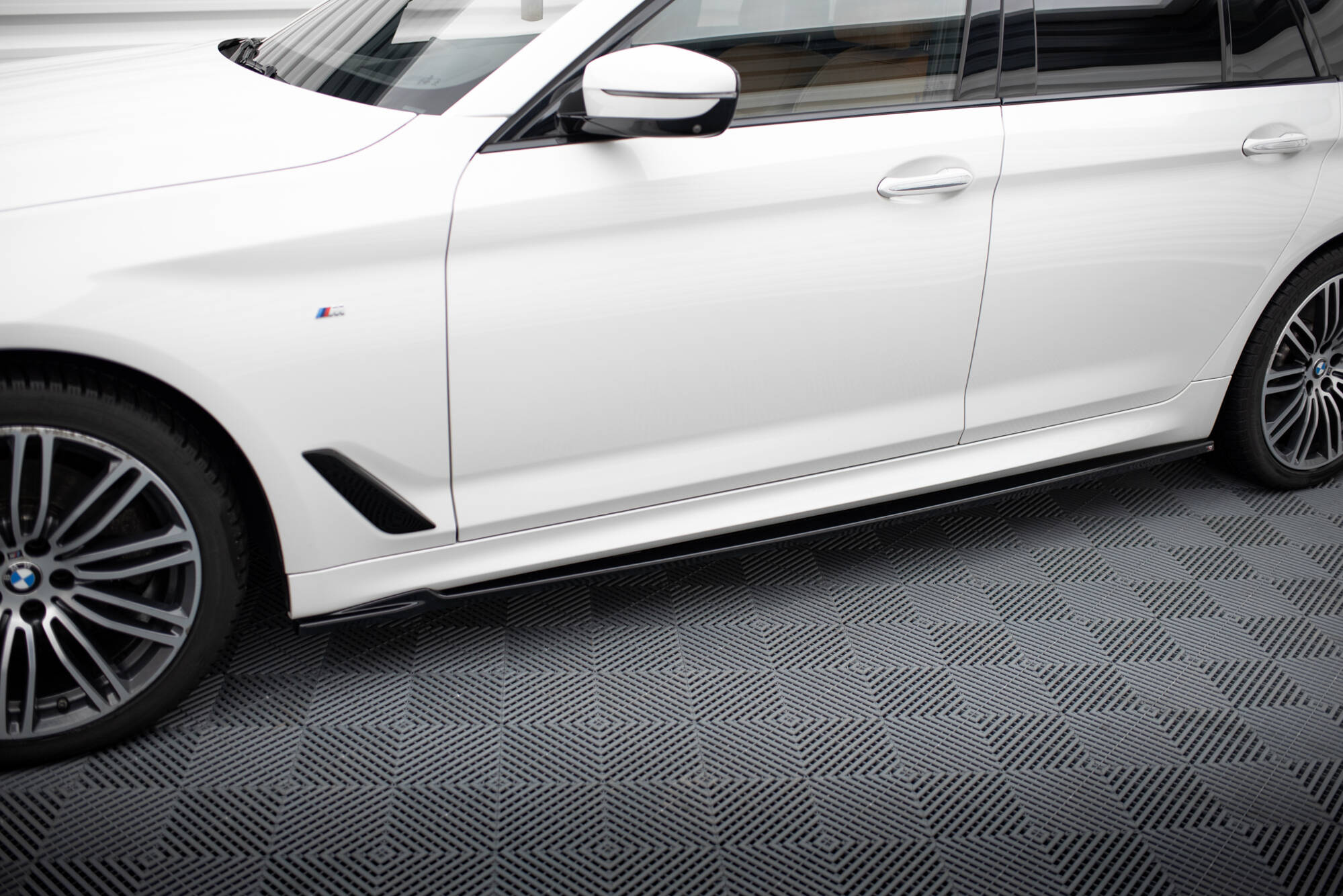 Side Skirts Diffusers V.2 BMW 5 M-Pack G30 / G31 - 3