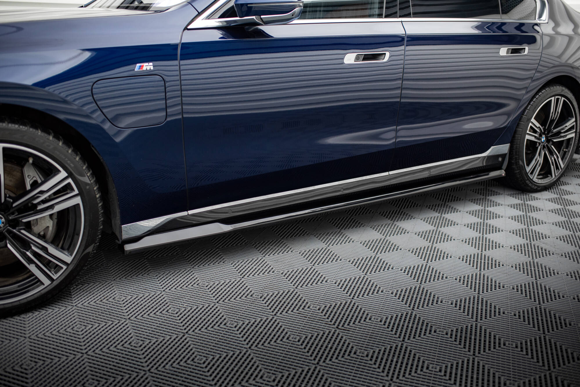 Side Skirts Diffusers BMW 750e M-Pack G70 - 3