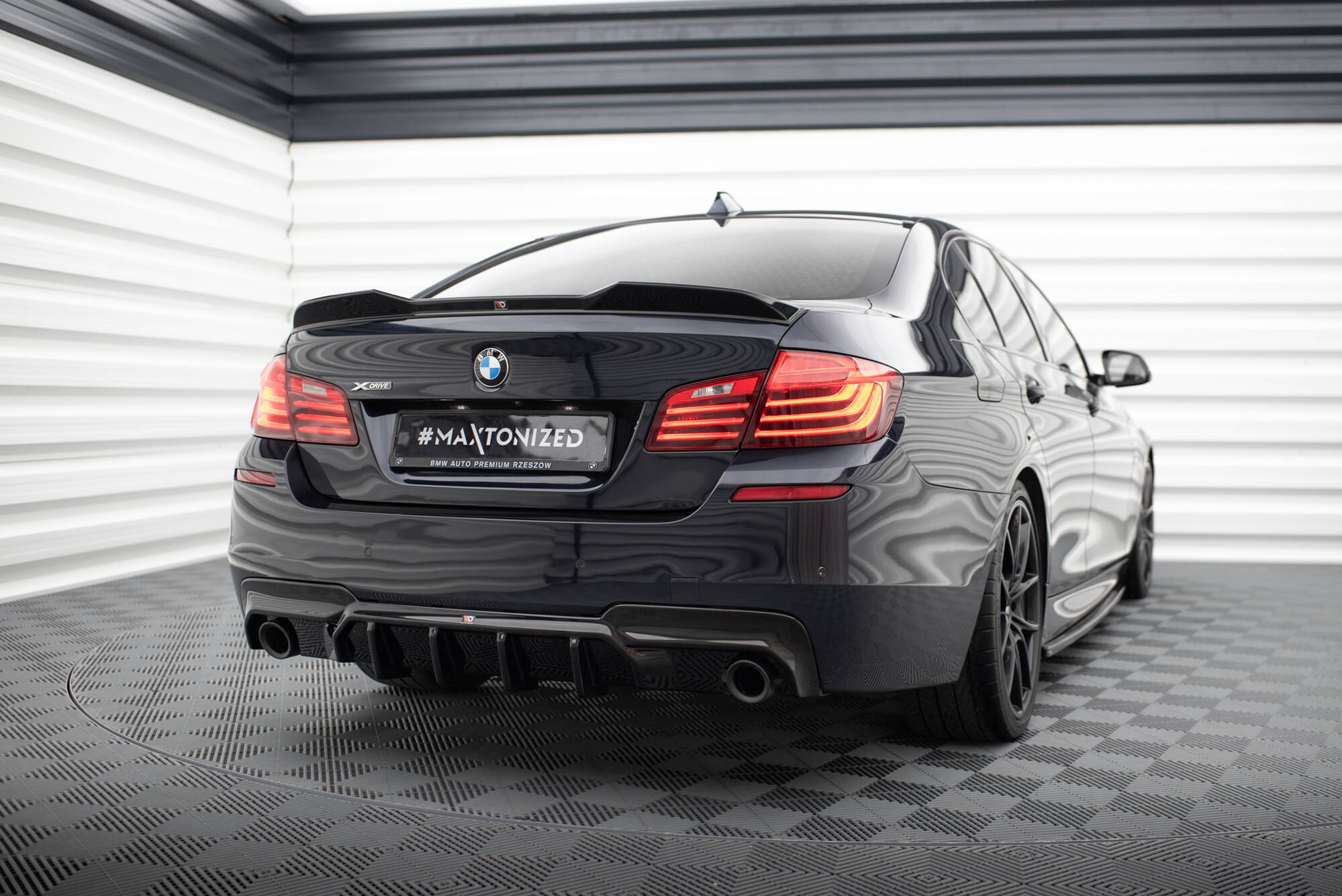 Rear Valance V.2 BMW 5 M-Pack F10 / F11 (Version with two single exhausts) - 3