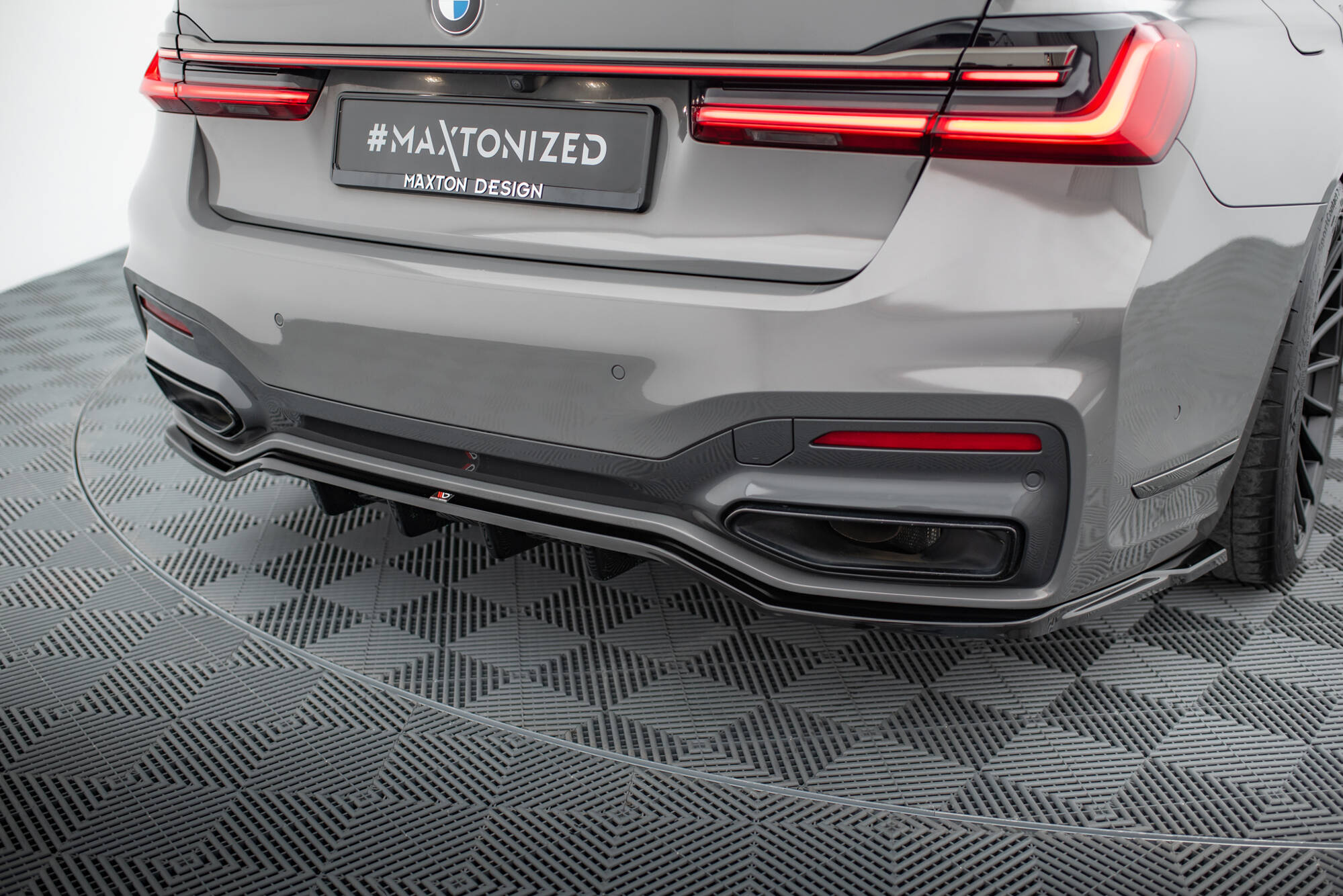 Central Rear Splitter (Vertical Bars) V.2 BMW 7 G11 M-Pack Facelift - 3