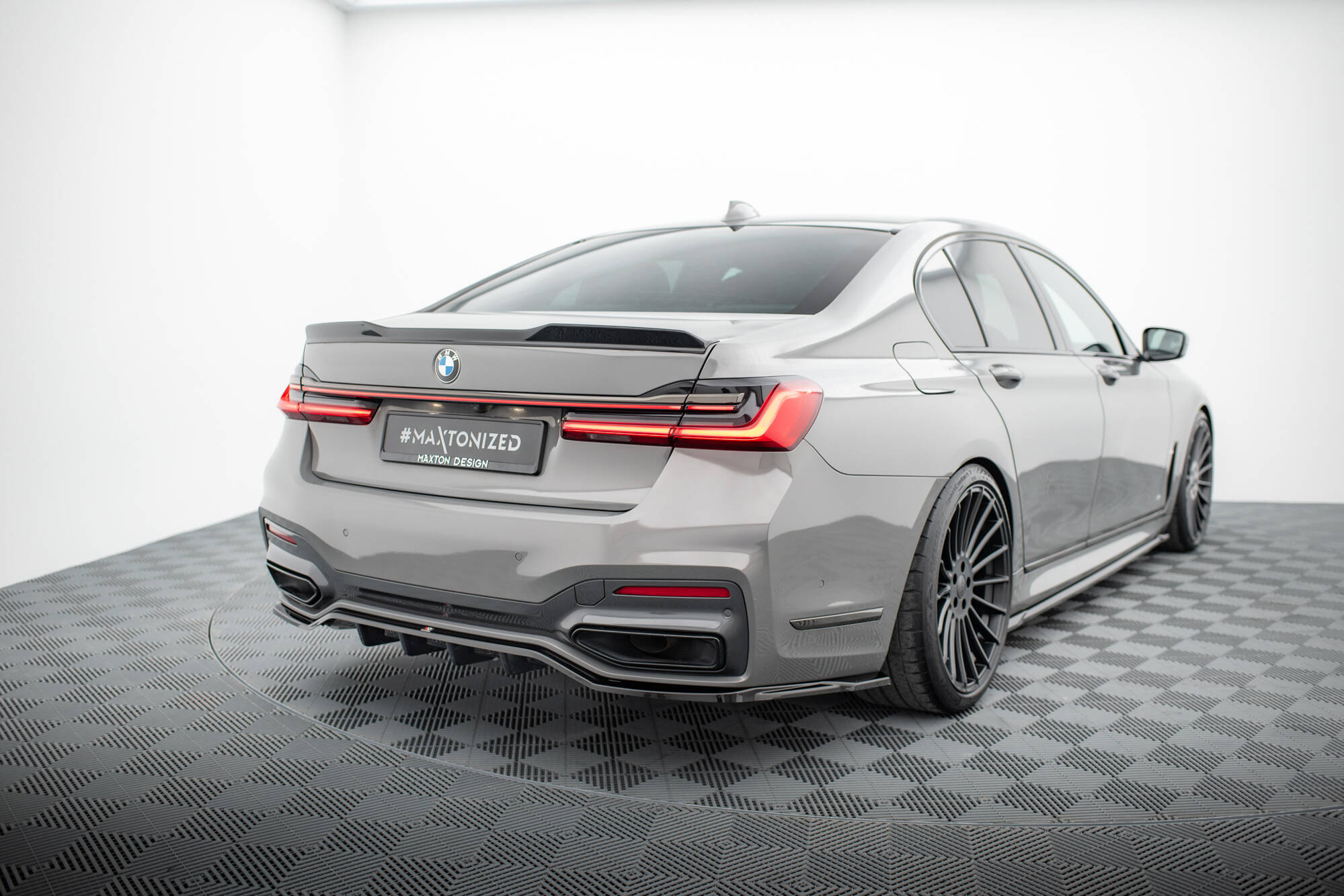 Central Rear Splitter (Vertical Bars) V.2 BMW 7 G11 M-Pack Facelift - 2