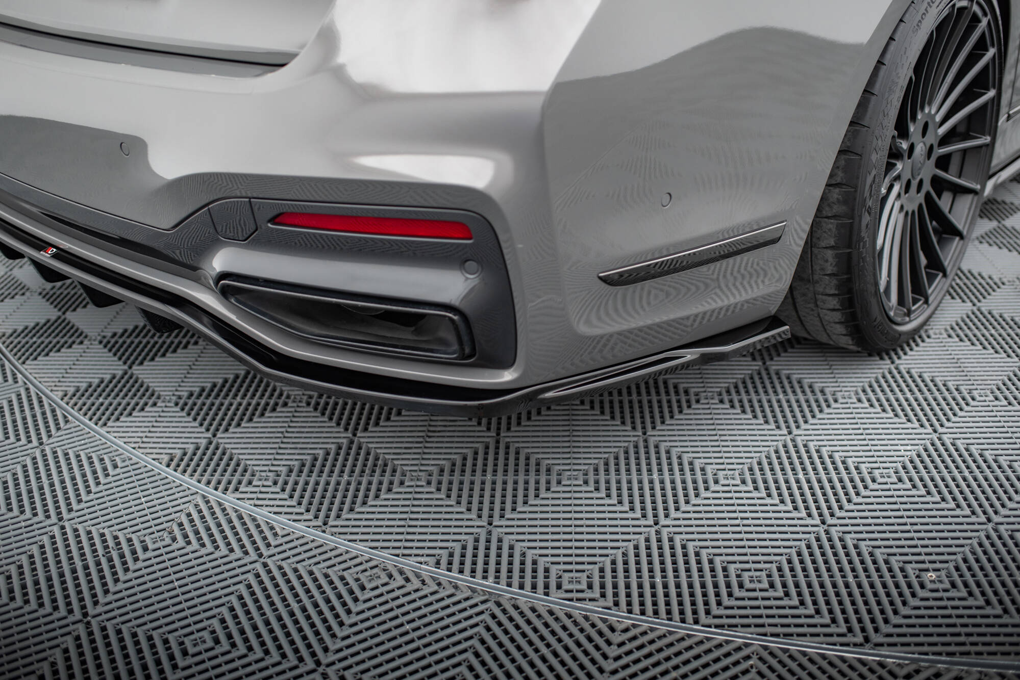 Central Rear Splitter (Vertical Bars) V.2 BMW 7 G11 M-Pack Facelift - 4