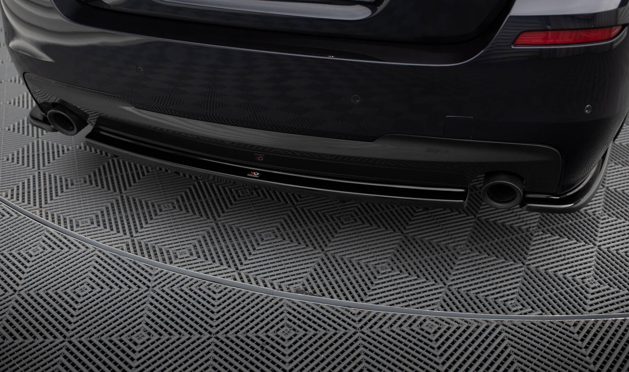 Central Rear Splitter (Vertical Bars) BMW 5 F11 M-Pack - 4