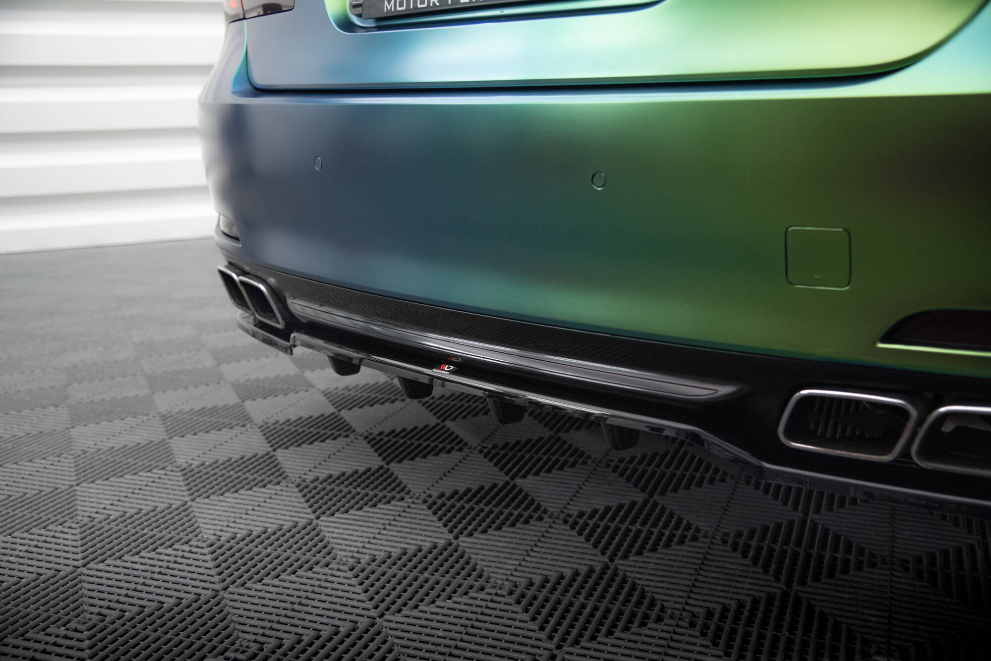 Central Rear Splitter (Vertical Bars) BMW 7 F01 - 4