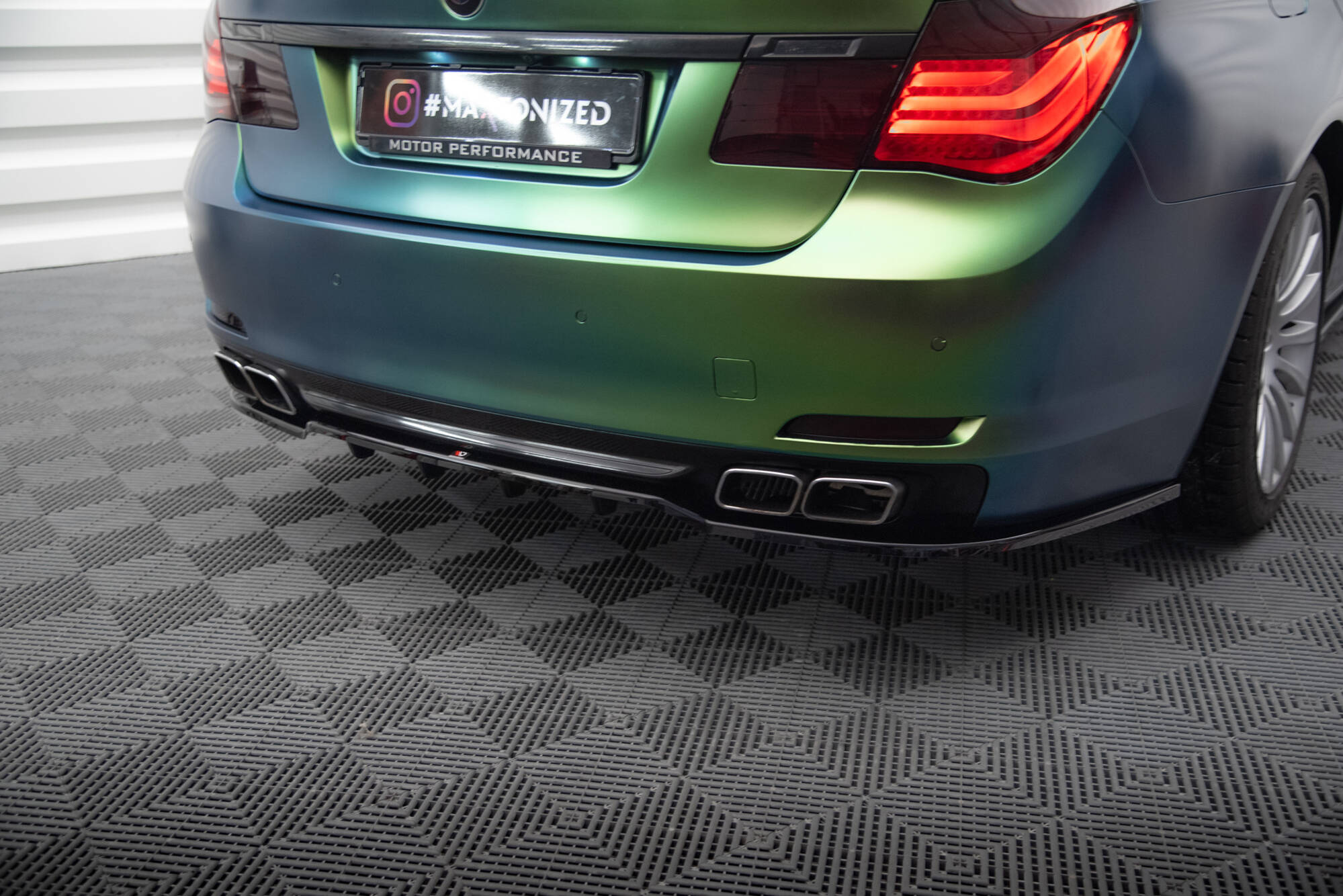 Central Rear Splitter (Vertical Bars) BMW 7 F01 - 3