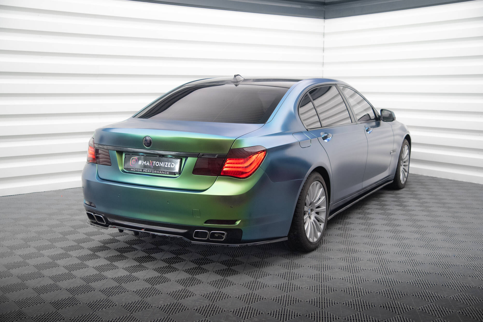 Central Rear Splitter (Vertical Bars) BMW 7 F01 - 2