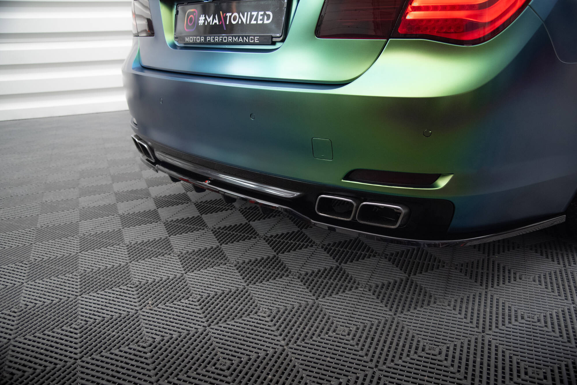 Central Rear Splitter (Vertical Bars) BMW 7 F01 - 5