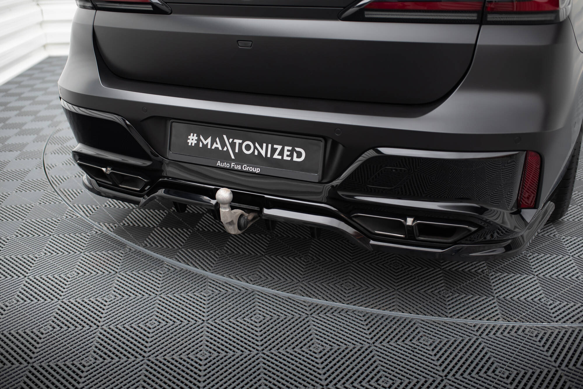 Central Rear Splitter (Vertical Bars) BMW M760e G70 - 5