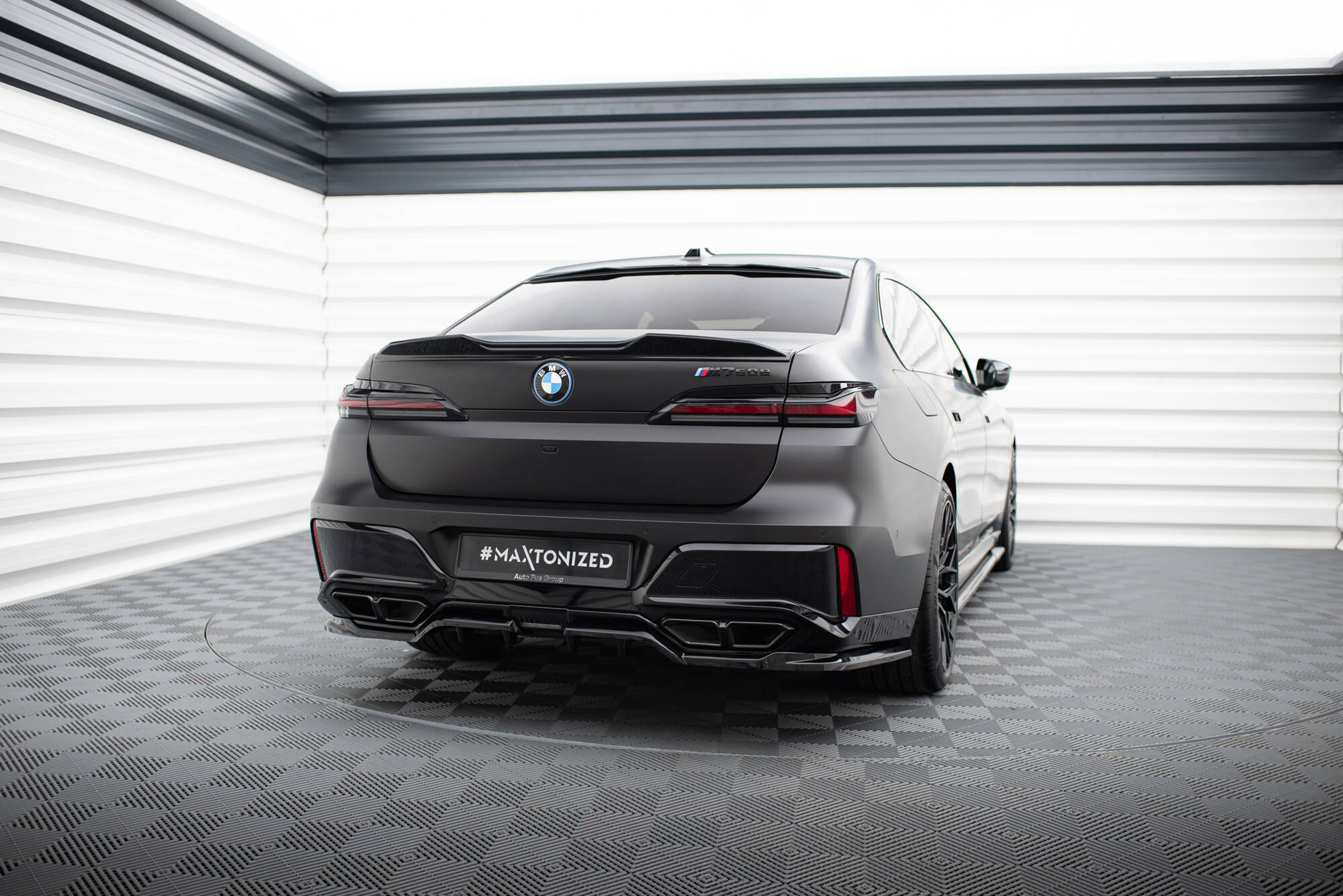Central Rear Splitter (Vertical Bars) BMW M760e G70 - 2