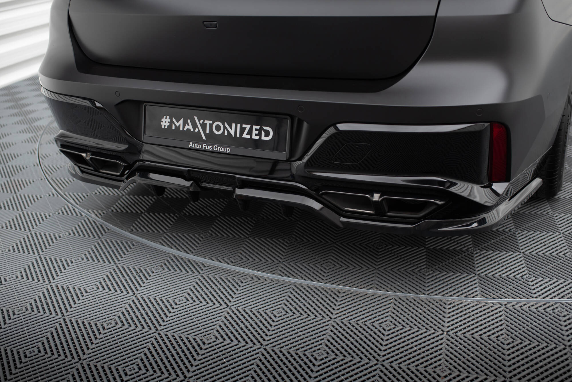 Central Rear Splitter (Vertical Bars) BMW M760e G70 - 3