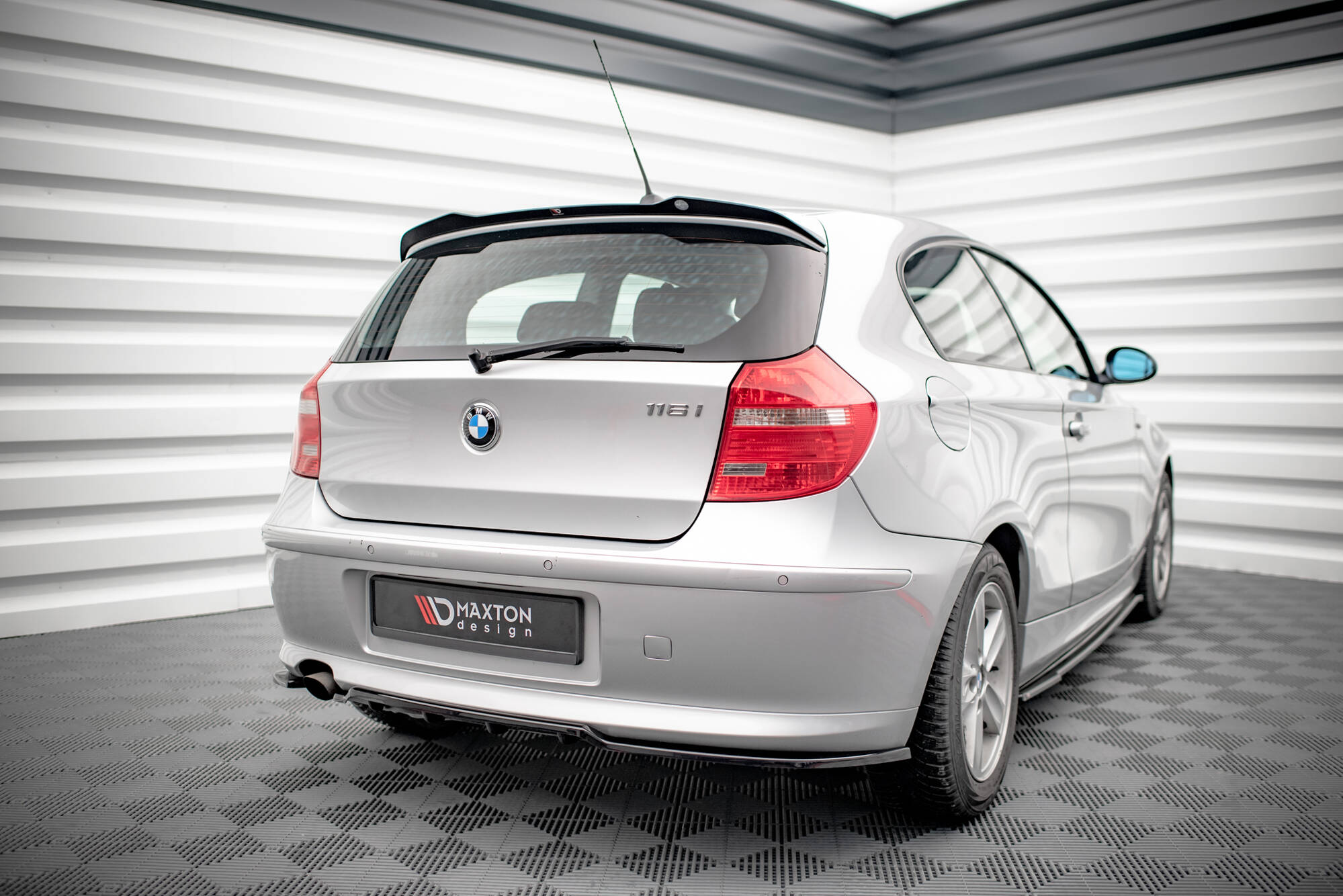 Central Rear Splitter (Vertical Bars) BMW 1 E81 Facelift - 2