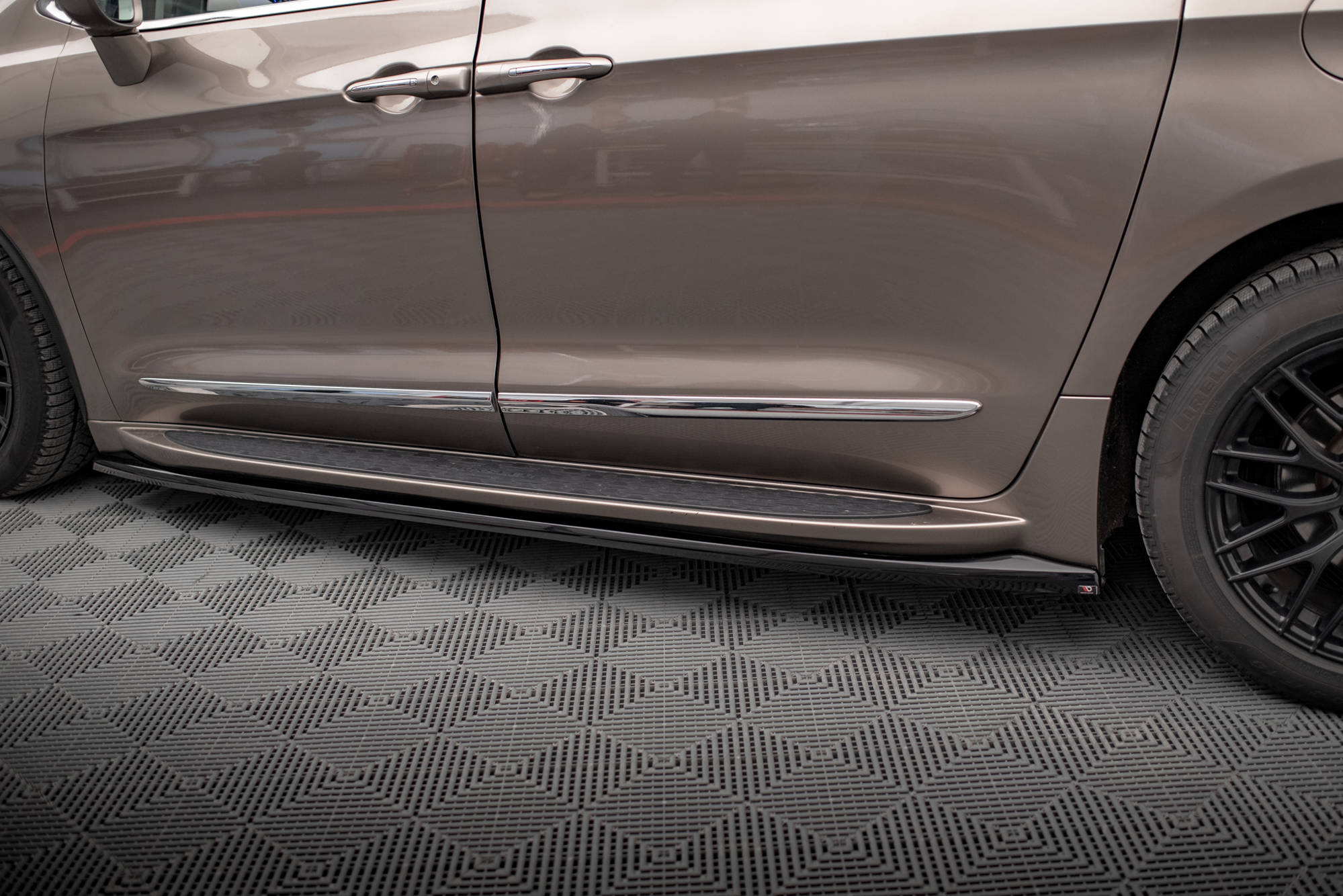 Side Skirts Diffusers Chrysler Pacifica Mk2 - 4