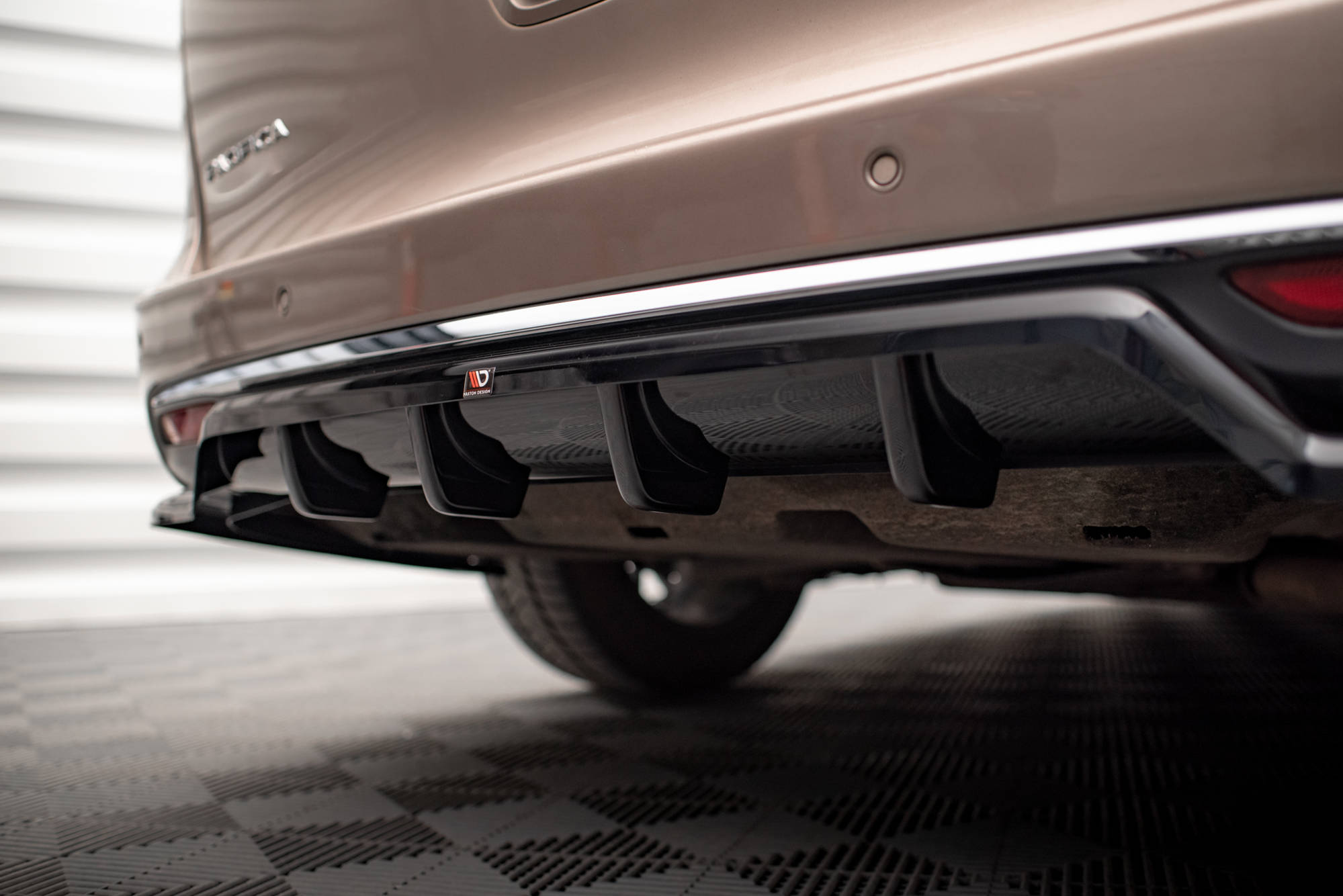 Central Rear Splitter (Vertical Bars) Chrysler Pacifica Mk2 - 4