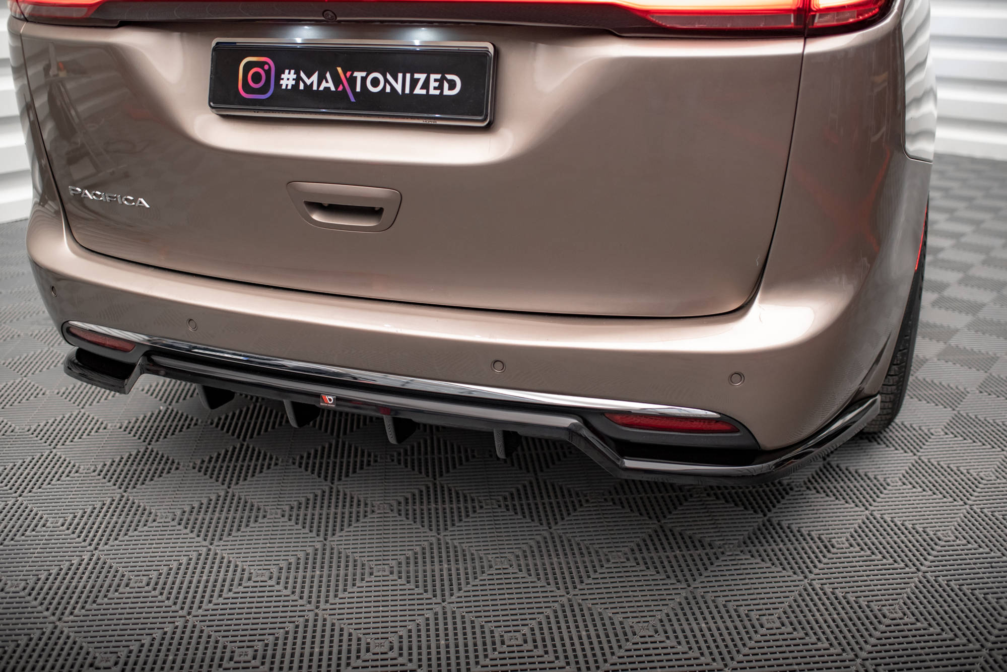 Central Rear Splitter (Vertical Bars) Chrysler Pacifica Mk2 - 3