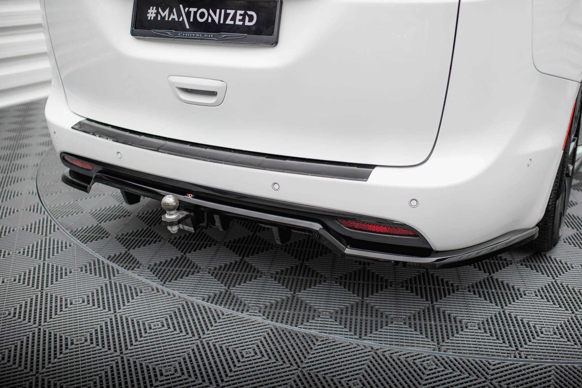 Central Rear Splitter (Vertical Bars) Chrysler Pacifica Mk2 Facelift - 3