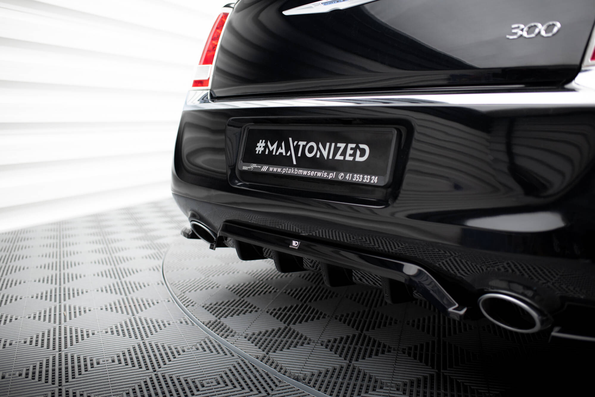 Central Rear Splitter (Vertical Bars) Chrysler 300 Mk2 - 4