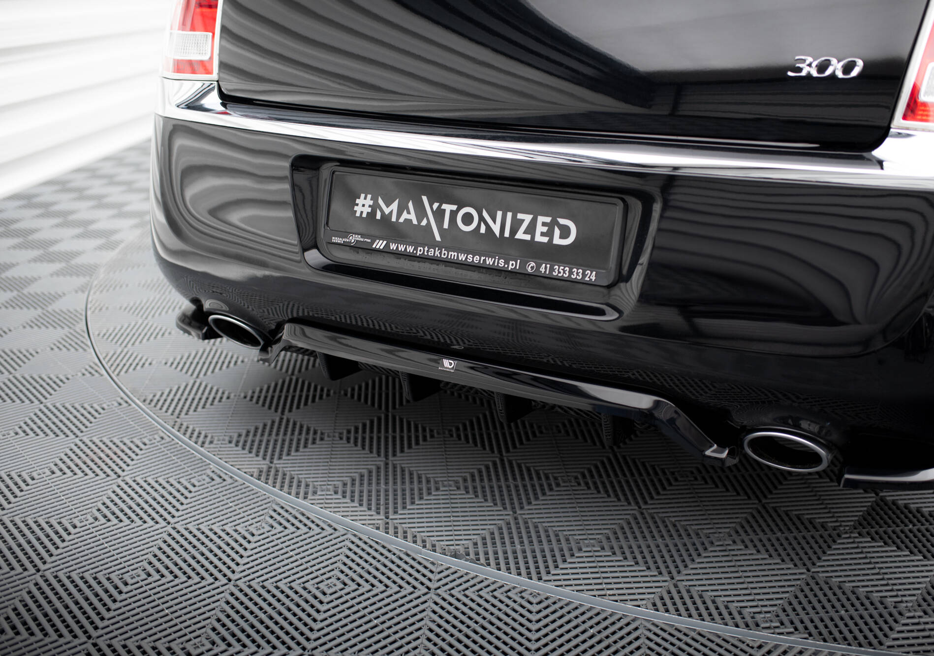Central Rear Splitter (Vertical Bars) Chrysler 300 Mk2 - 3
