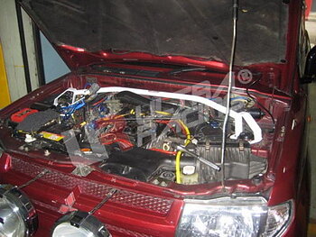 MITSUBISHI PAJERO IO 98+ ULTRARACING FRONT UPPER STRUTBAR