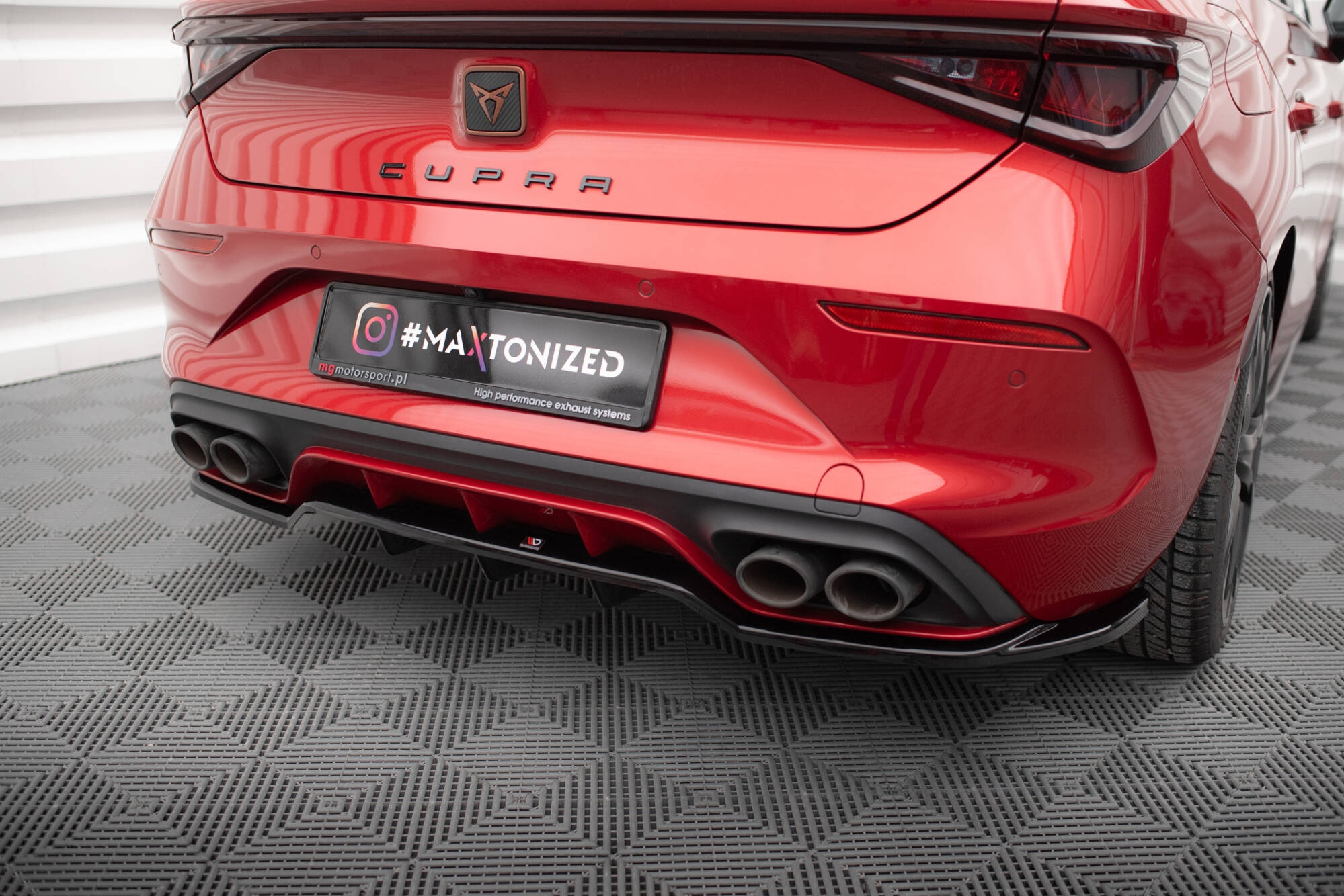 Central Rear Splitter (Vertical Bars) Cupra Leon Hatchback Mk1 - 3