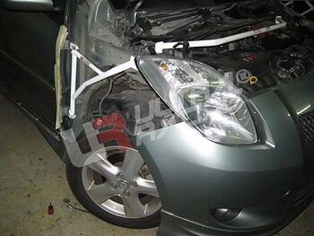 TOYOTA YARIS HB 05+ ULTRARACING 3-POINT FENDER BRACKETS