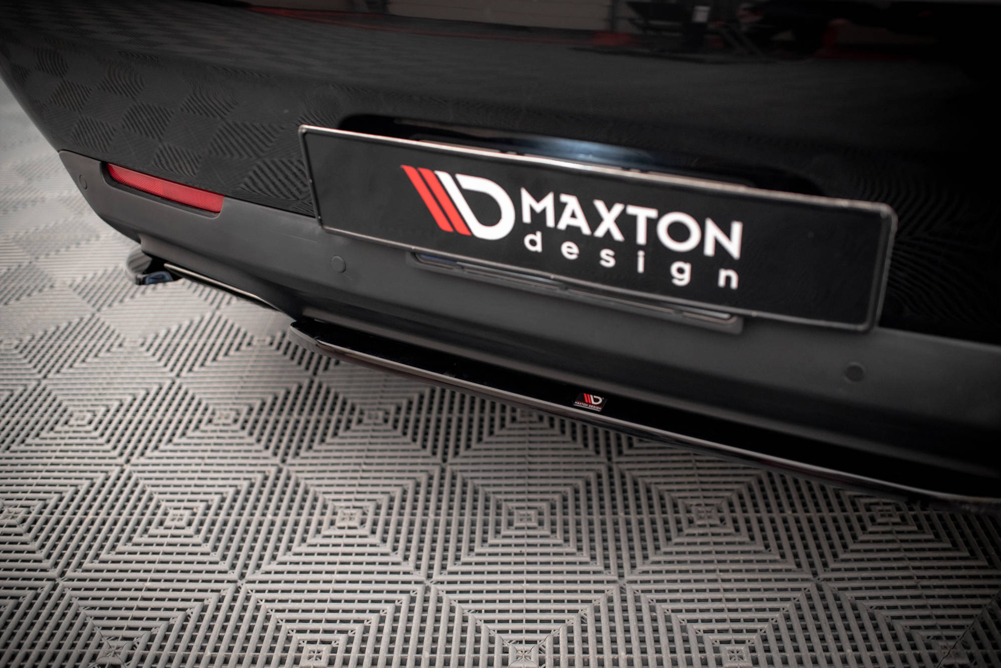 Central Rear Splitter Dodge Challenger RT Mk3 Facelift - 2