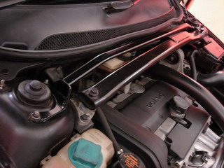VOLVO S60/S60R/V70 ULTRARACING 2-POINT FRONT UPPER STRUTBAR
