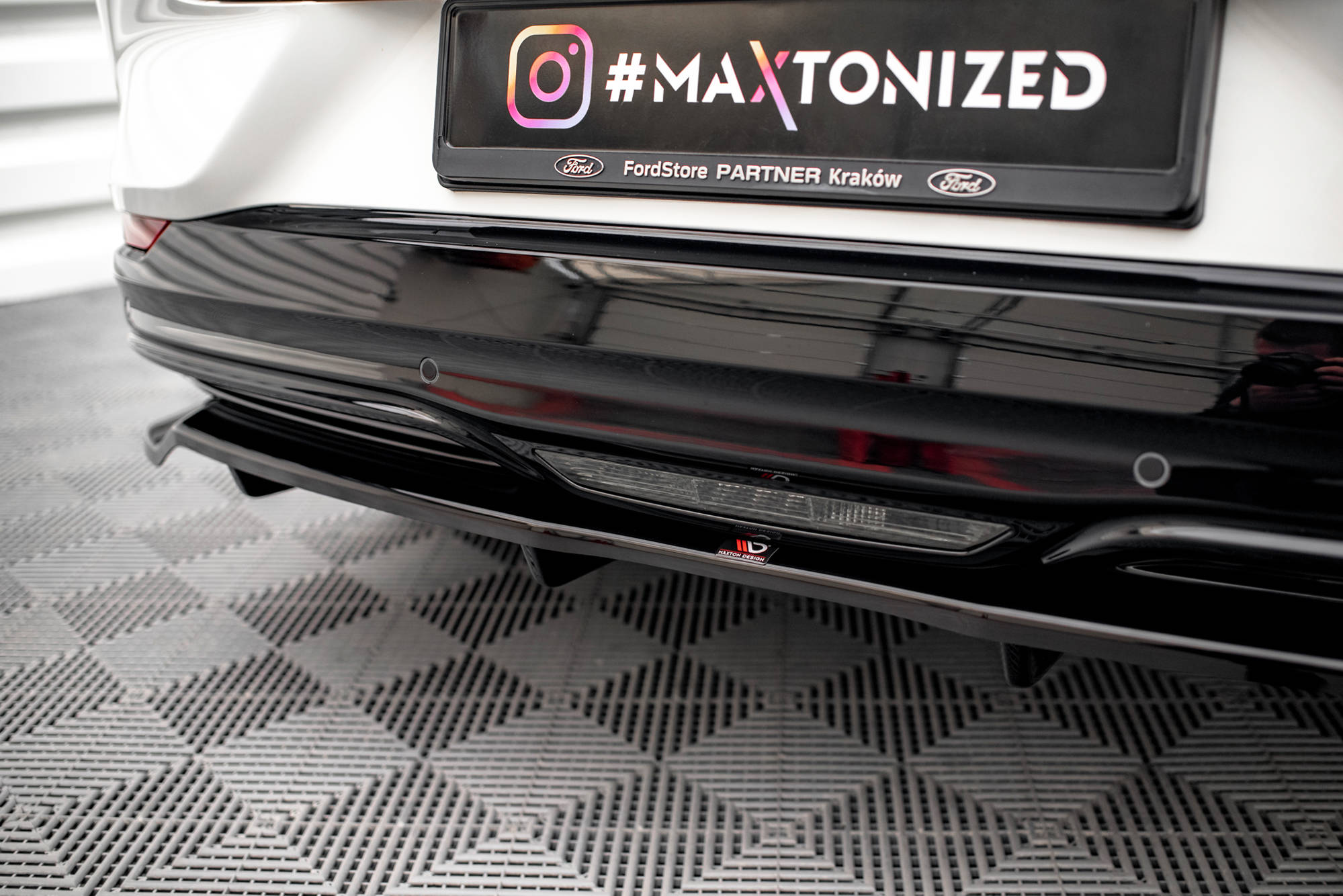 Central Rear Splitter (Vertical Bars) Ford Mustang Mach-e Mk1 - 2
