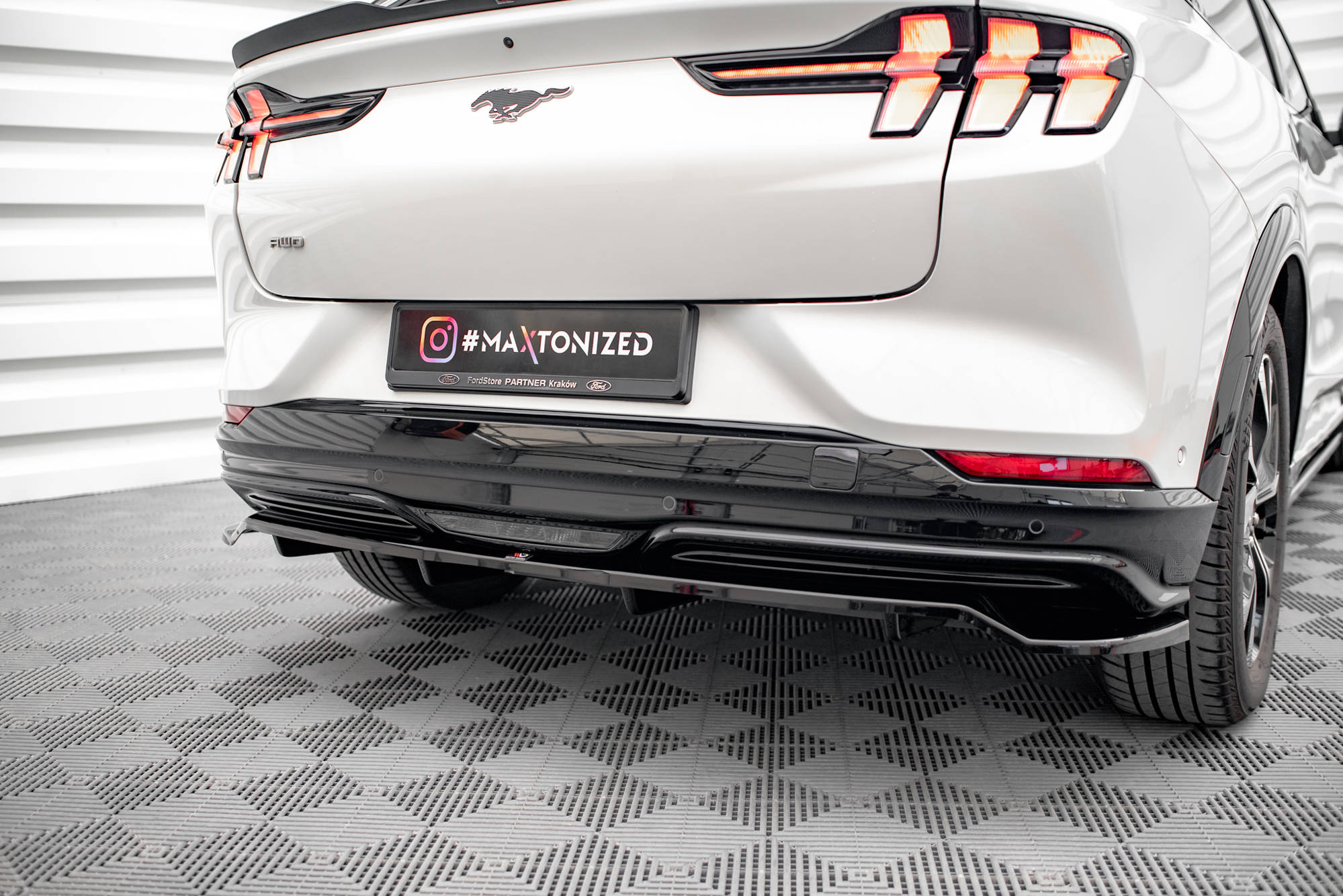 Central Rear Splitter (Vertical Bars) Ford Mustang Mach-e Mk1 - 3
